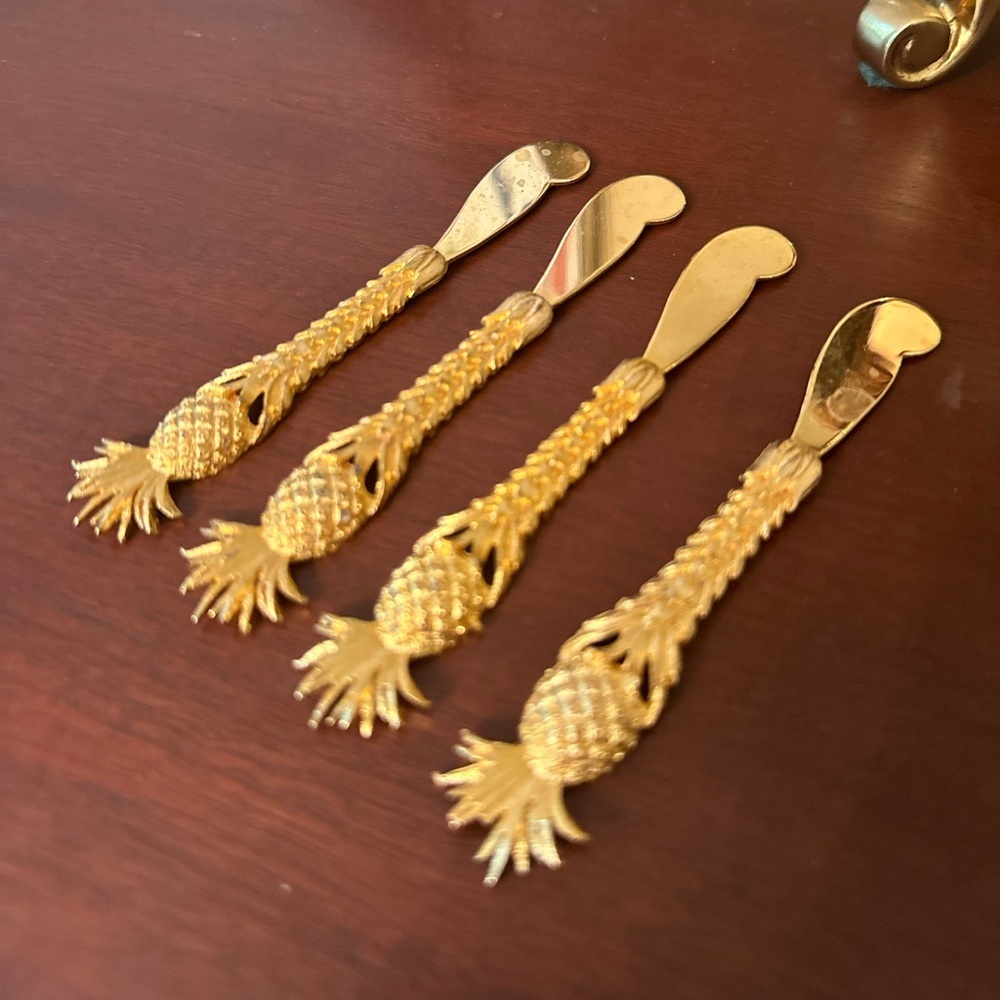 Set of 4 hors d’oeuvres/cheese knives, pineapple design